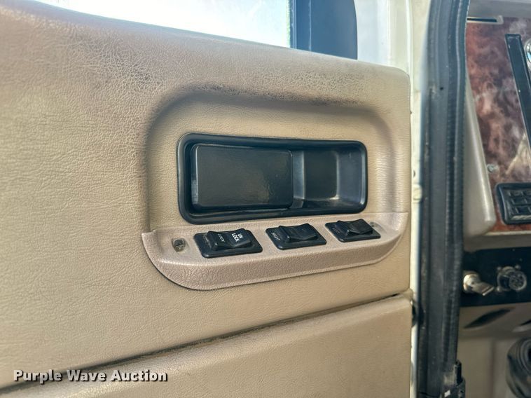 image for item EH6706 2007 International 9400i semi truck