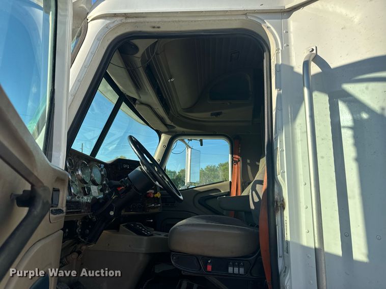 image for item EH6706 2007 International 9400i semi truck