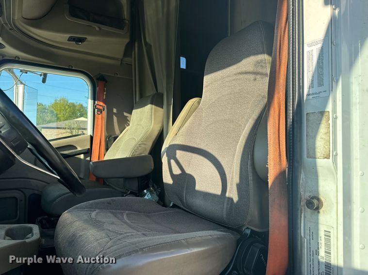 image for item EH6706 2007 International 9400i semi truck