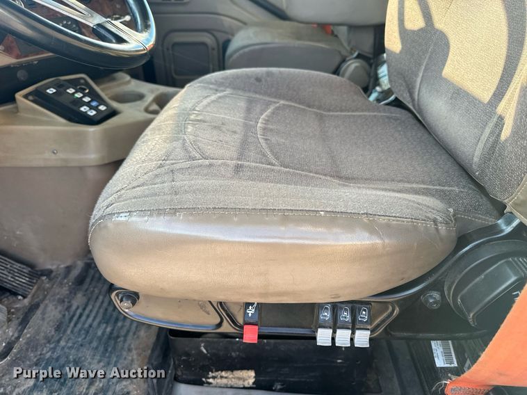 image for item EH6706 2007 International 9400i semi truck