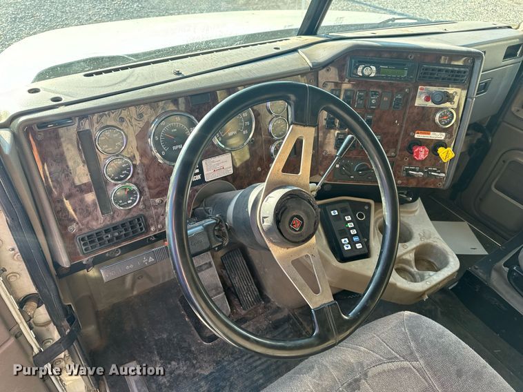 image for item EH6706 2007 International 9400i semi truck