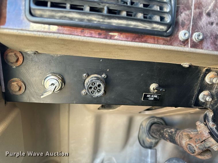 image for item EH6706 2007 International 9400i semi truck