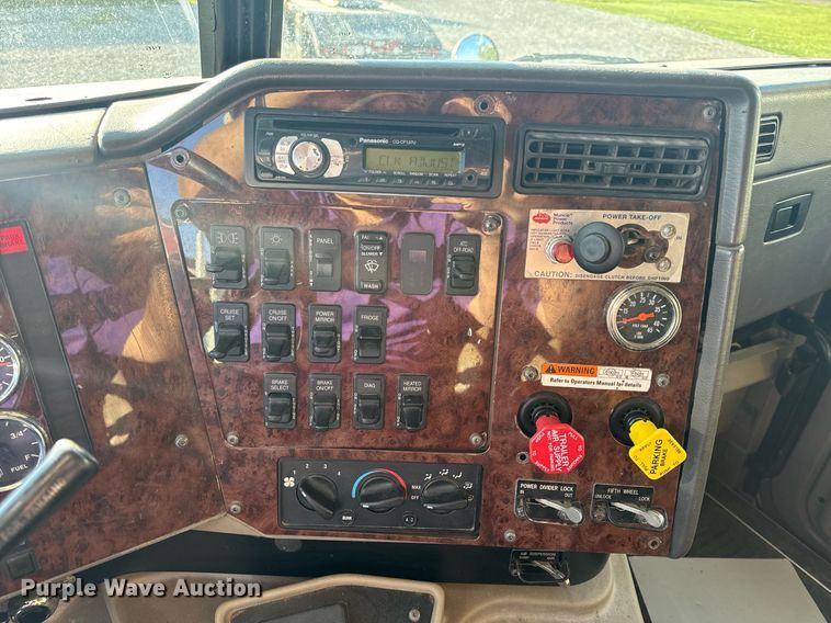 image for item EH6706 2007 International 9400i semi truck