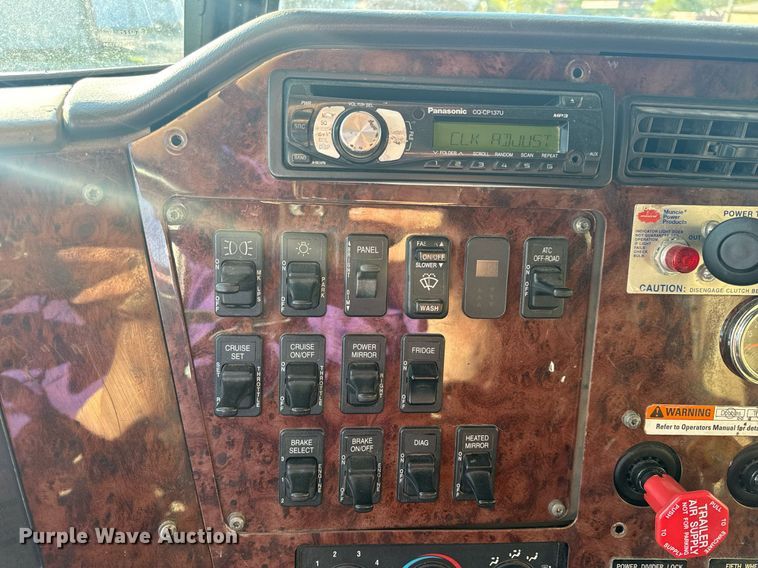 image for item EH6706 2007 International 9400i semi truck