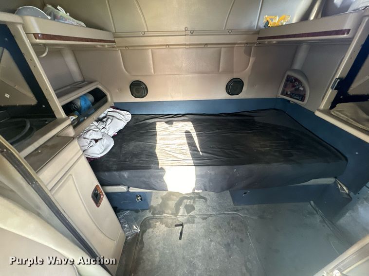 image for item EH6706 2007 International 9400i semi truck