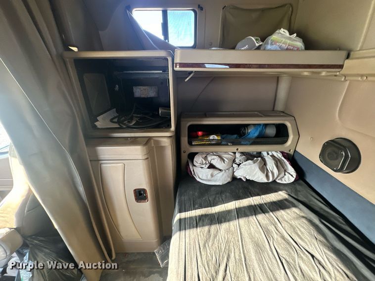 image for item EH6706 2007 International 9400i semi truck