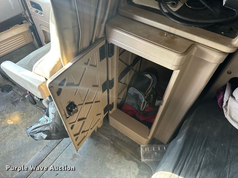 image for item EH6706 2007 International 9400i semi truck