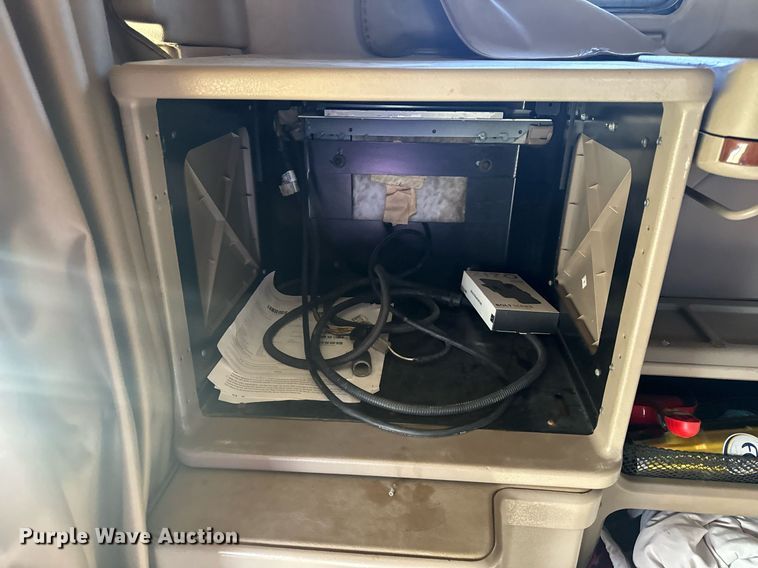 image for item EH6706 2007 International 9400i semi truck