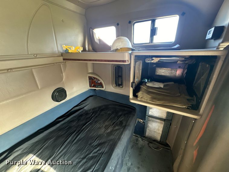 image for item EH6706 2007 International 9400i semi truck