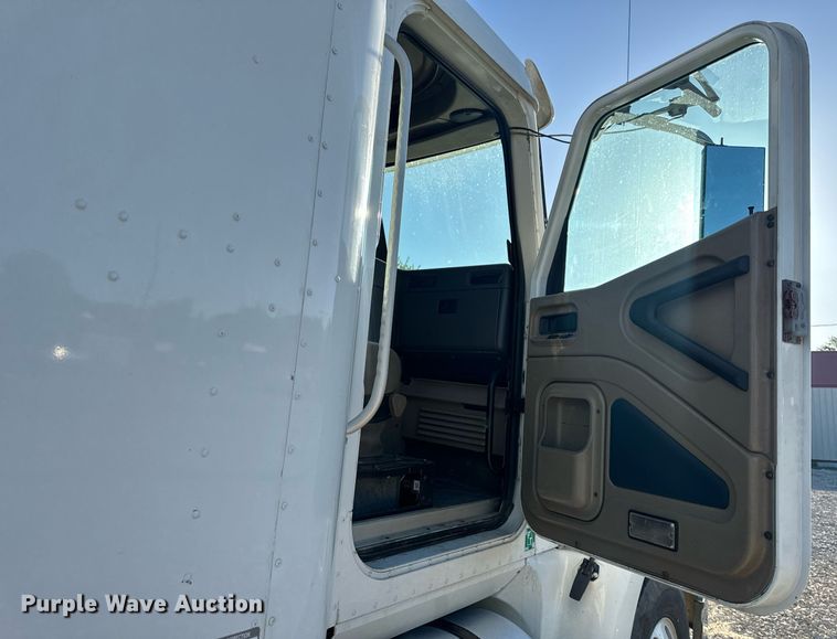 image for item EH6706 2007 International 9400i semi truck