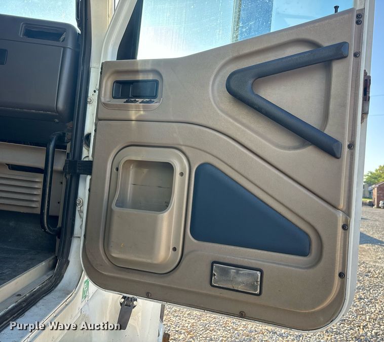 image for item EH6706 2007 International 9400i semi truck