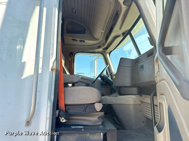 image for item EH6706 2007 International 9400i semi truck