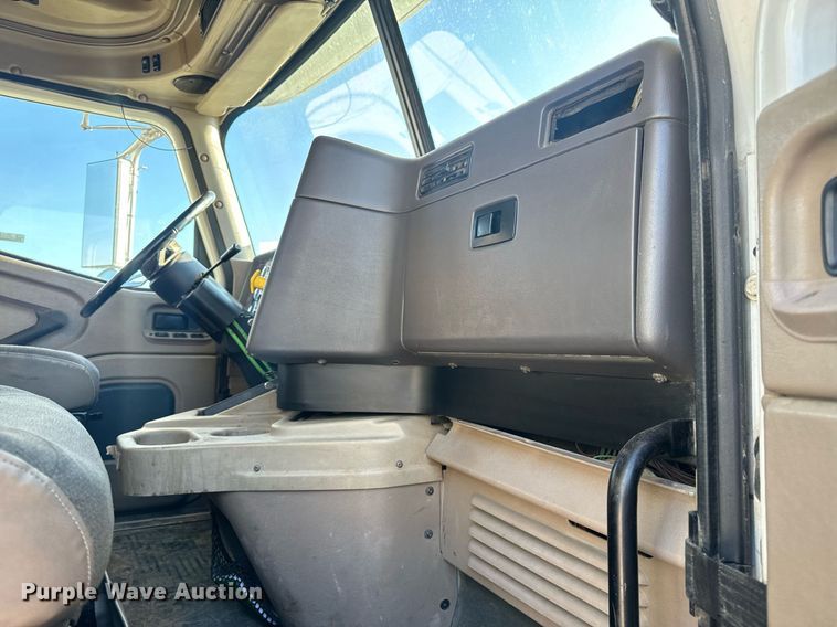 image for item EH6706 2007 International 9400i semi truck