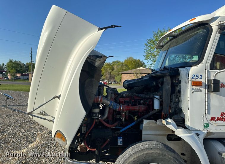 image for item EH6706 2007 International 9400i semi truck