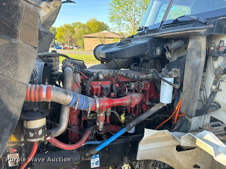 image for item EH6706 2007 International 9400i semi truck