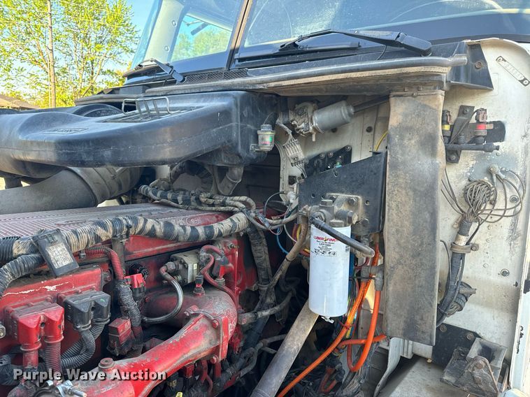 image for item EH6706 2007 International 9400i semi truck