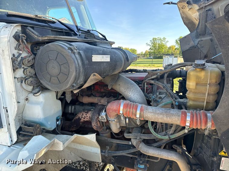 image for item EH6706 2007 International 9400i semi truck