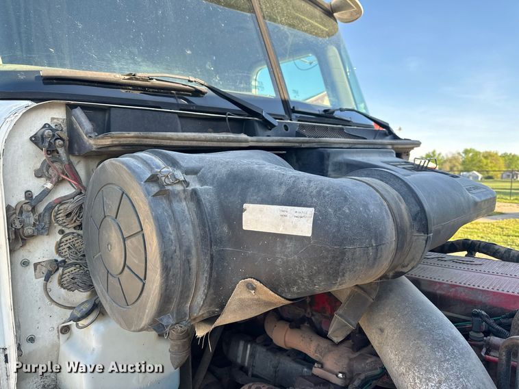 image for item EH6706 2007 International 9400i semi truck