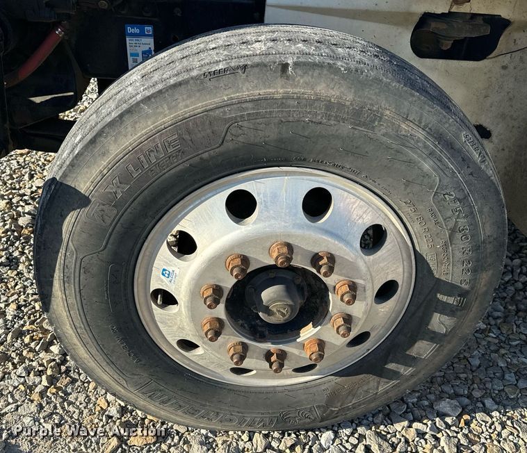 image for item EH6706 2007 International 9400i semi truck