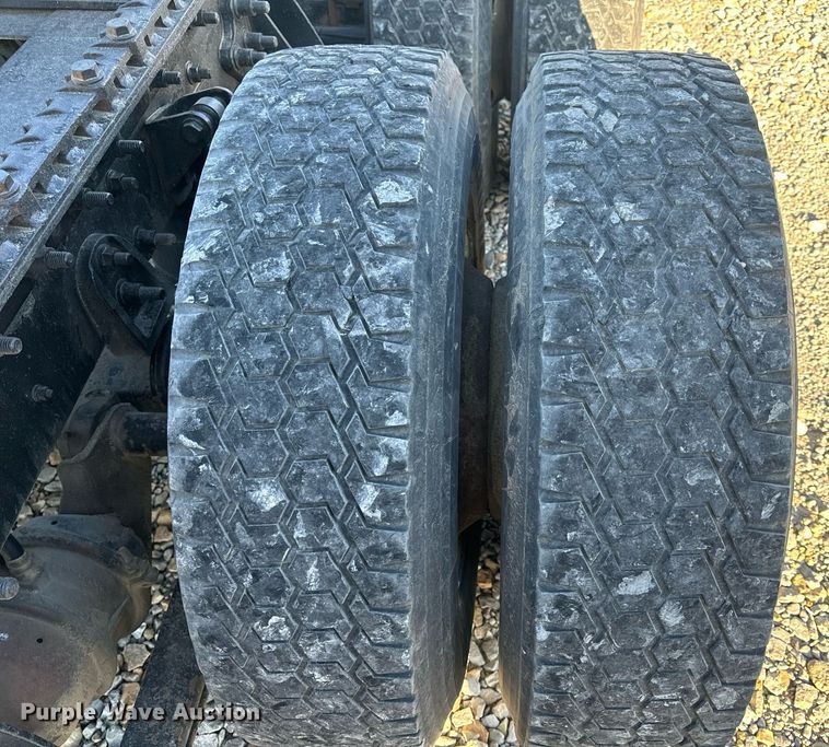 image for item EH6706 2007 International 9400i semi truck