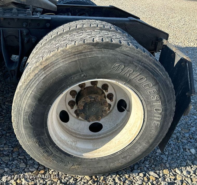 image for item EH6706 2007 International 9400i semi truck