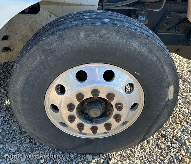 image for item EH6706 2007 International 9400i semi truck