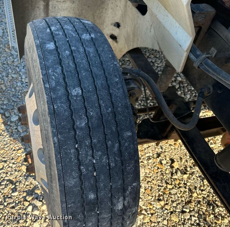 image for item EH6706 2007 International 9400i semi truck