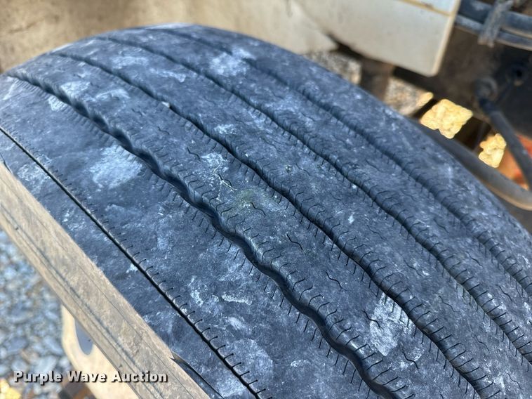 image for item EH6706 2007 International 9400i semi truck