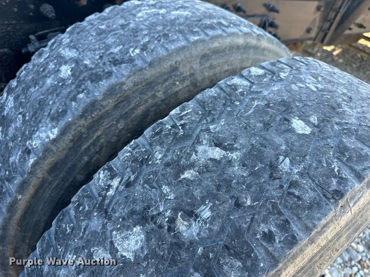 image for item EH6706 2007 International 9400i semi truck