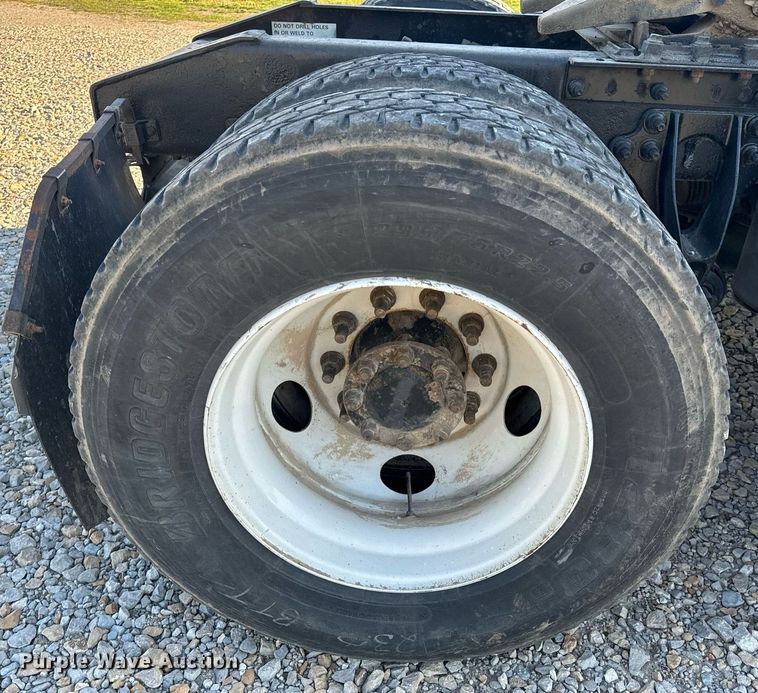 image for item EH6706 2007 International 9400i semi truck