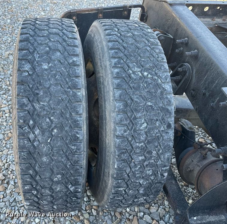 image for item EH6706 2007 International 9400i semi truck