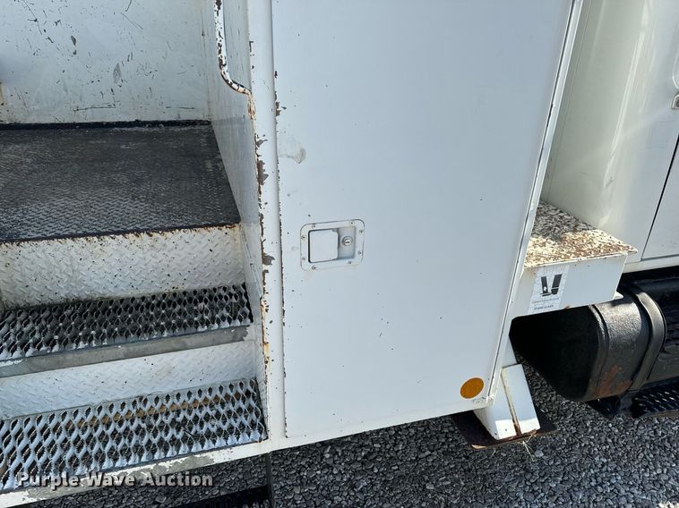 image for item EH6708 2000 International 4700 bucket truck