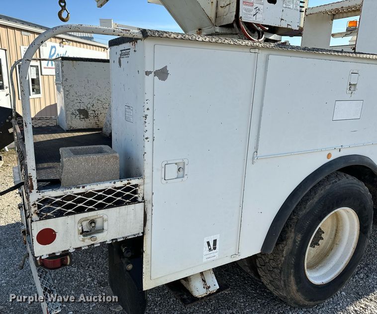 image for item EH6708 2000 International 4700 bucket truck