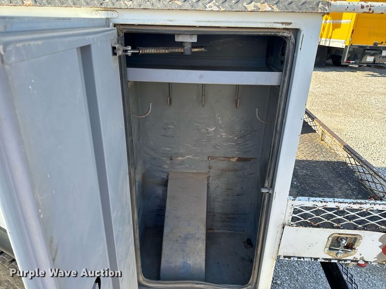 image for item EH6708 2000 International 4700 bucket truck