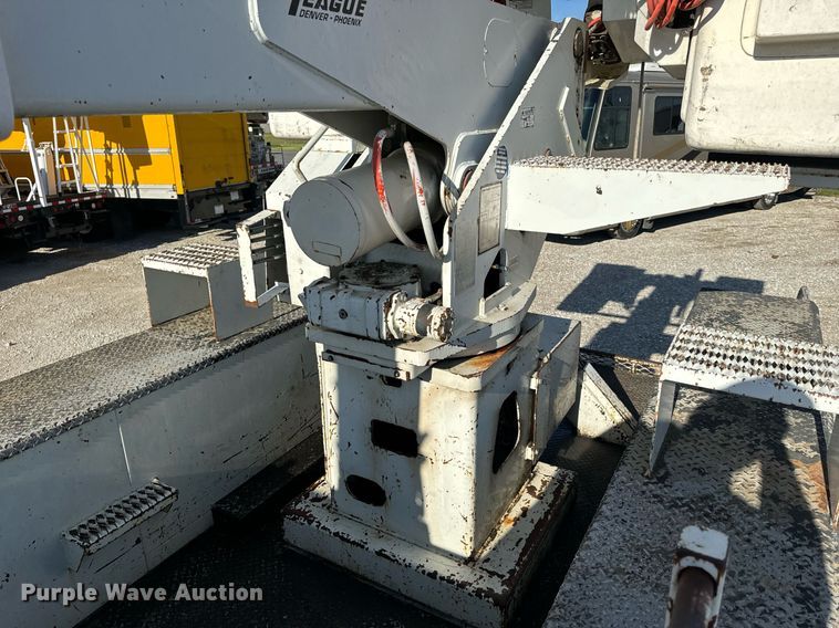 image for item EH6708 2000 International 4700 bucket truck