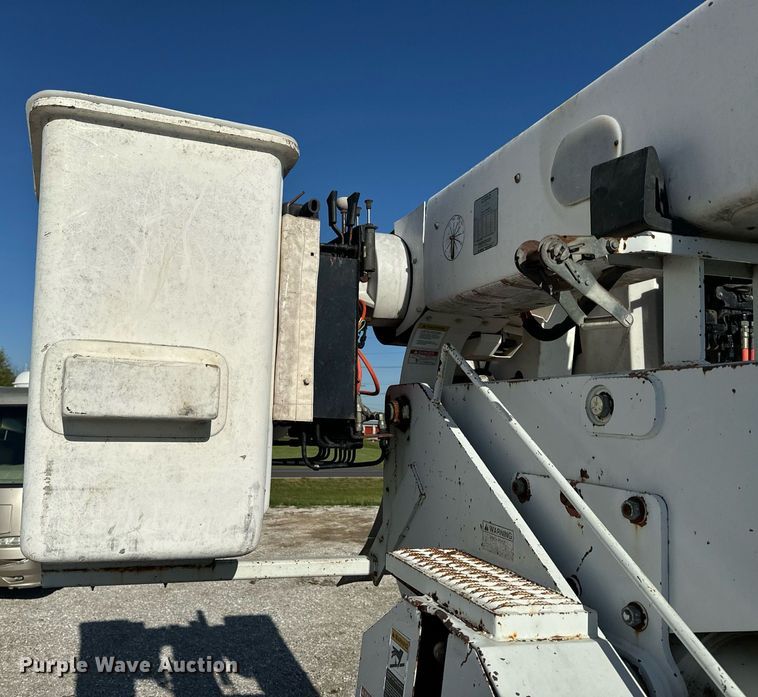 image for item EH6708 2000 International 4700 bucket truck