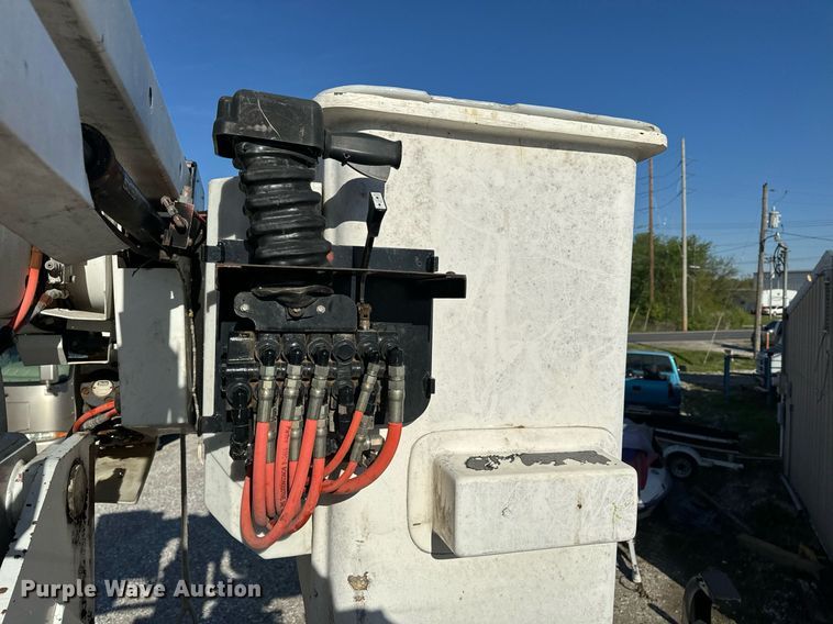 image for item EH6708 2000 International 4700 bucket truck