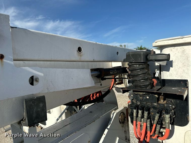 image for item EH6708 2000 International 4700 bucket truck