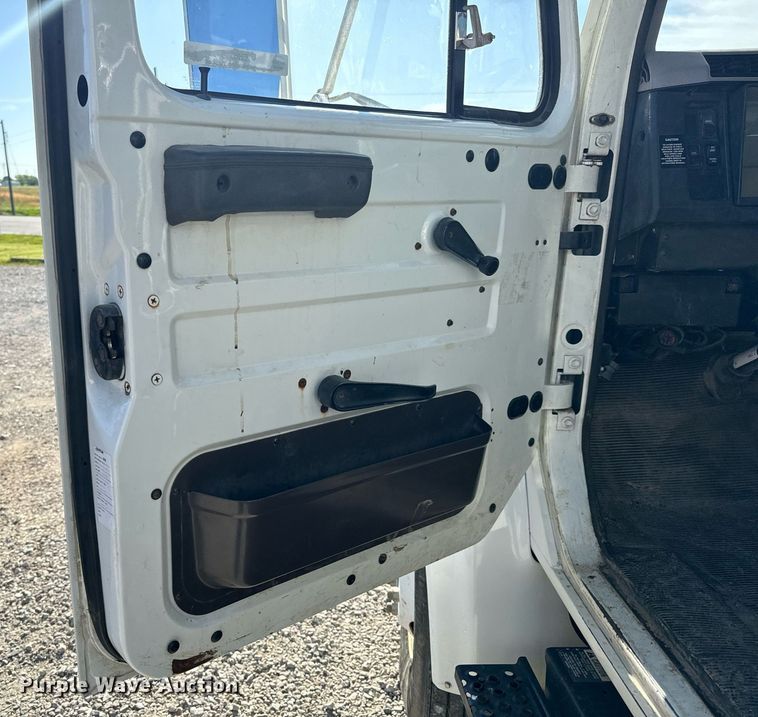 image for item EH6708 2000 International 4700 bucket truck