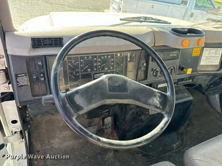 image for item EH6708 2000 International 4700 bucket truck