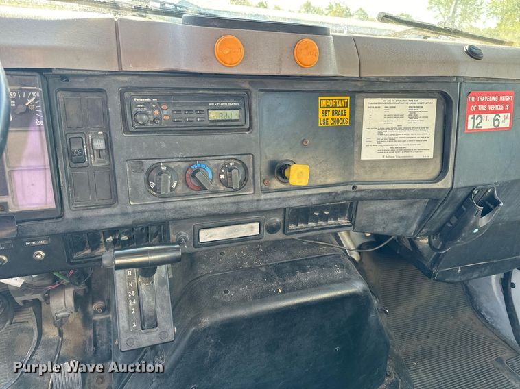image for item EH6708 2000 International 4700 bucket truck