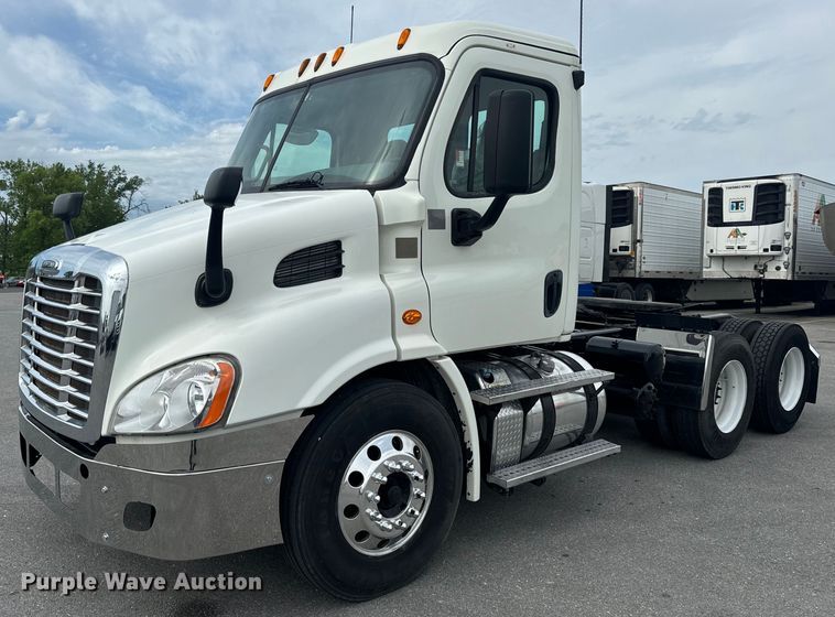 image for item EH6726 2015 Freightliner Cascadia semi truck