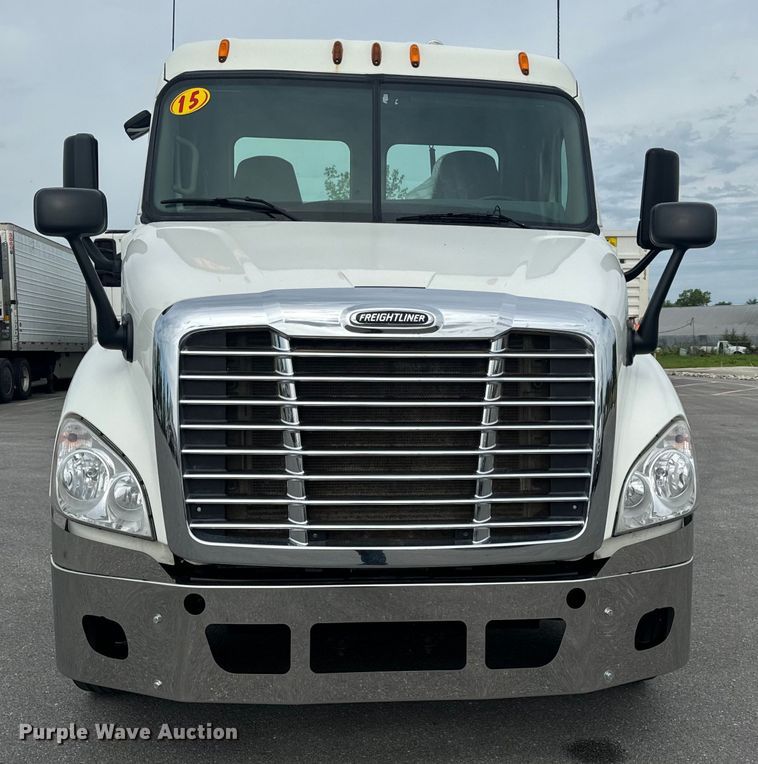 image for item EH6726 2015 Freightliner Cascadia semi truck