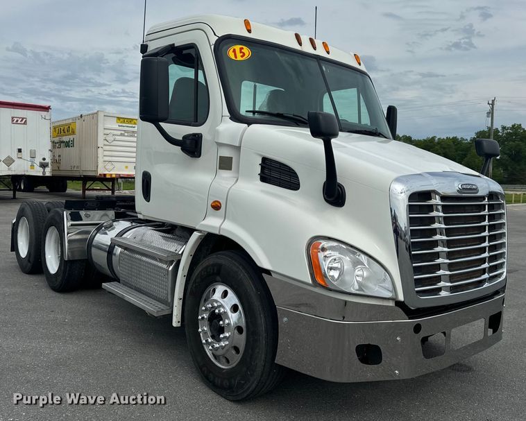 image for item EH6726 2015 Freightliner Cascadia semi truck