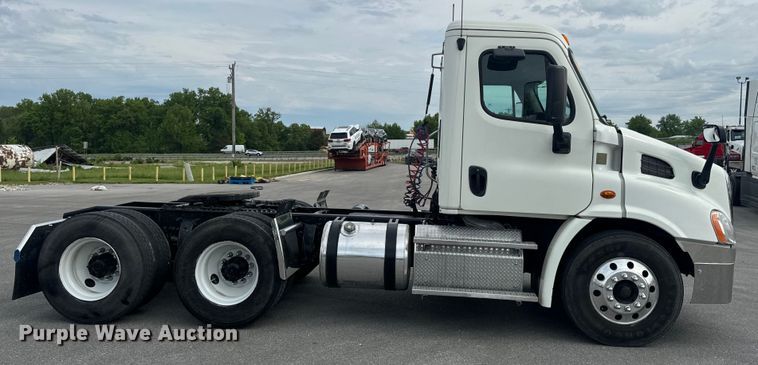 image for item EH6726 2015 Freightliner Cascadia semi truck