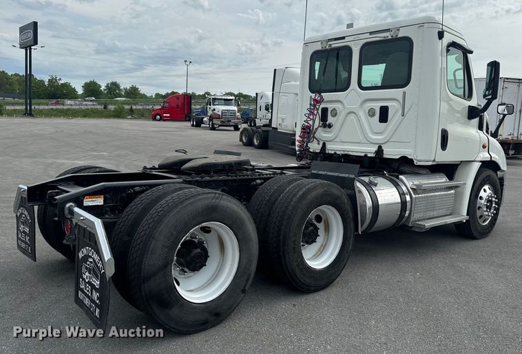 image for item EH6726 2015 Freightliner Cascadia semi truck