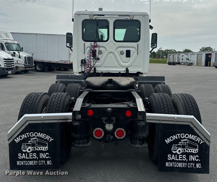 image for item EH6726 2015 Freightliner Cascadia semi truck