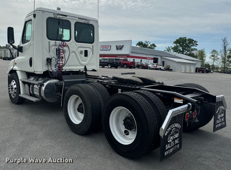 image for item EH6726 2015 Freightliner Cascadia semi truck