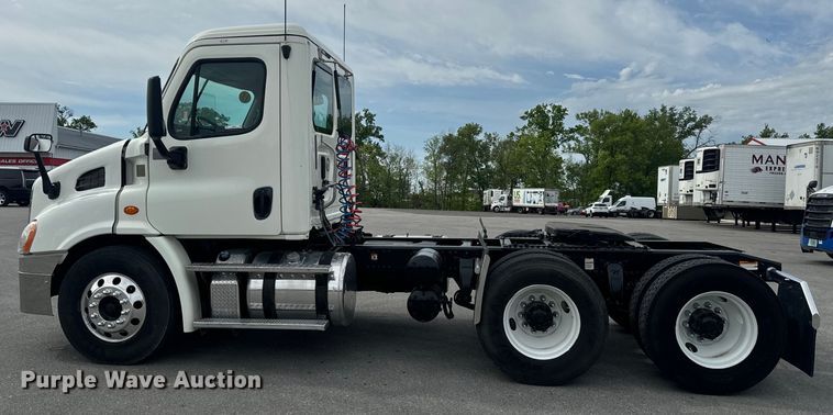 image for item EH6726 2015 Freightliner Cascadia semi truck