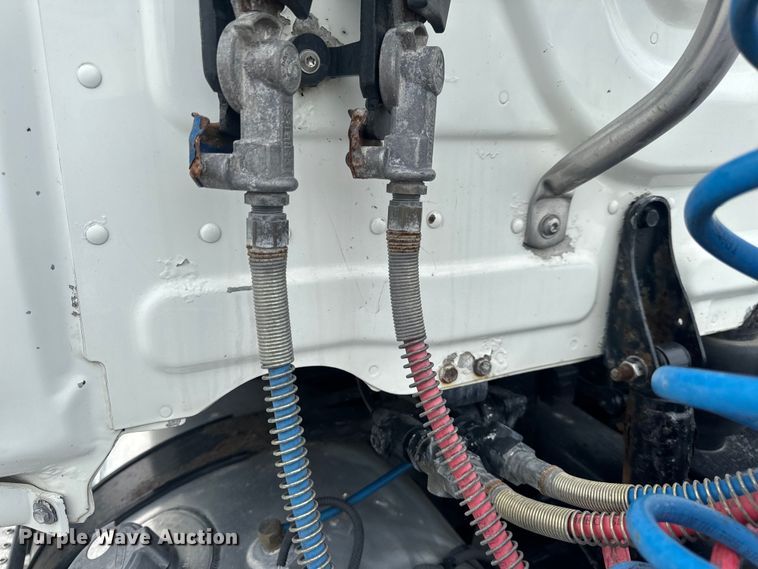 image for item EH6726 2015 Freightliner Cascadia semi truck